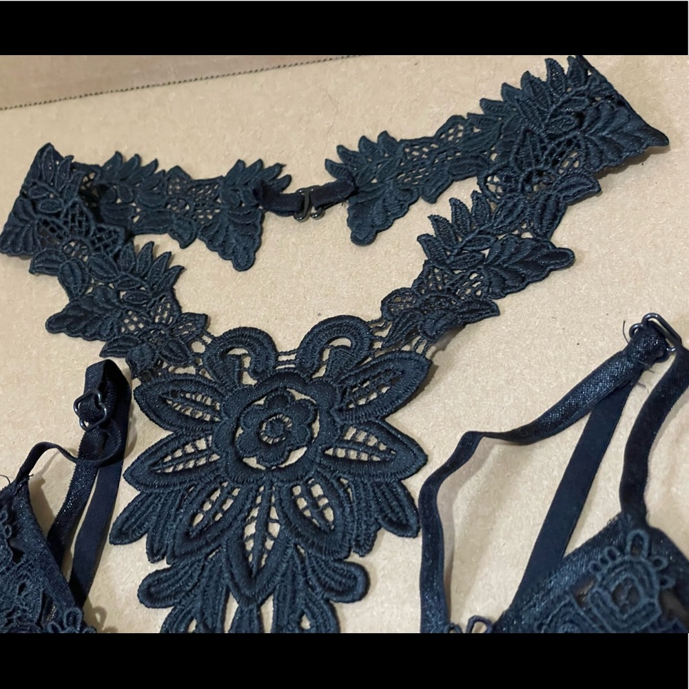 NWT Sexy Floral Bralette w/ Cage - Picture 4 of 5